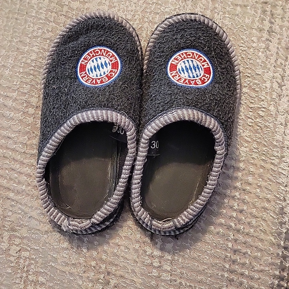 Bayern Munich Slippers with Red & Blue Patch--size 30 (12.5 US Little Kid)
